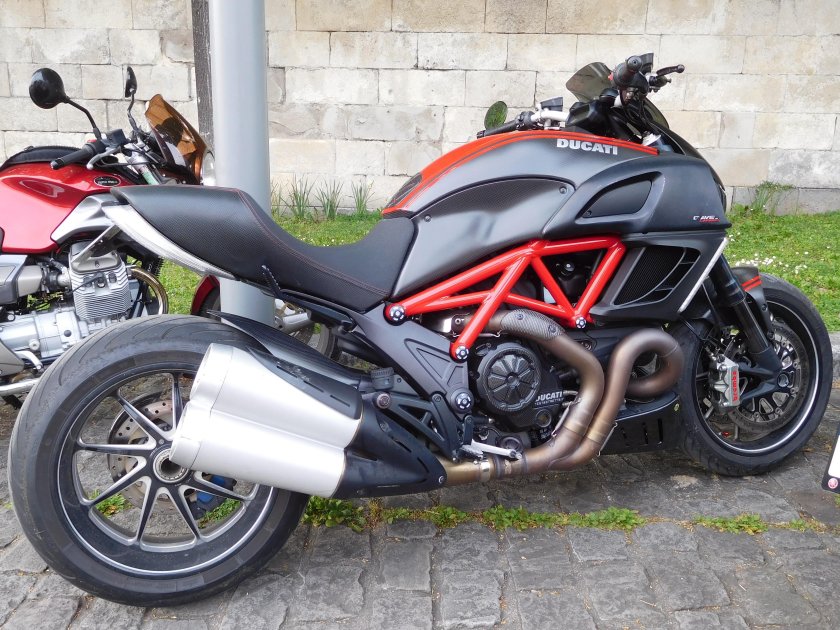 Ducati Diavel спинка пассажира
