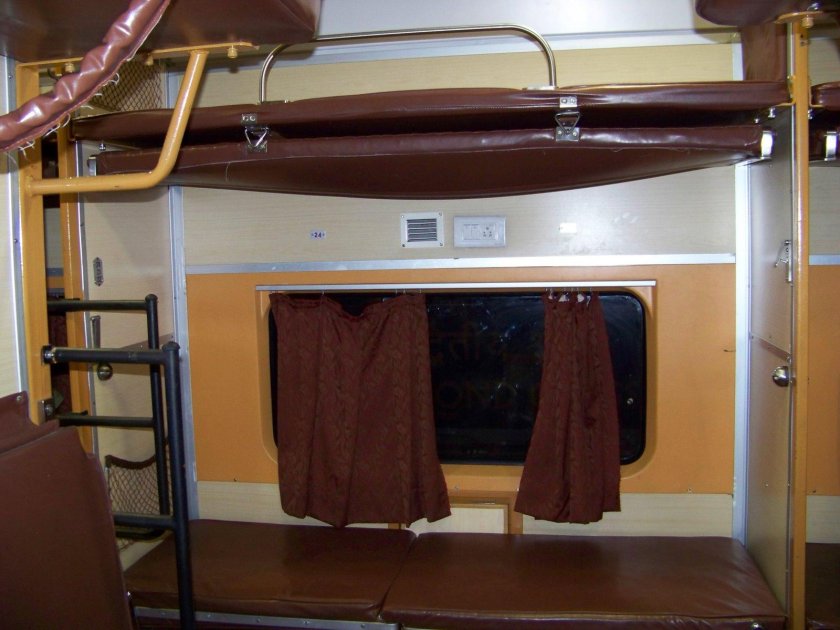 Крепление верхней полки в поезде