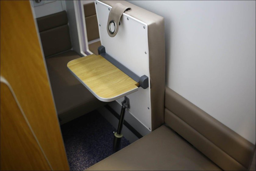 Раскладной столик в поезде