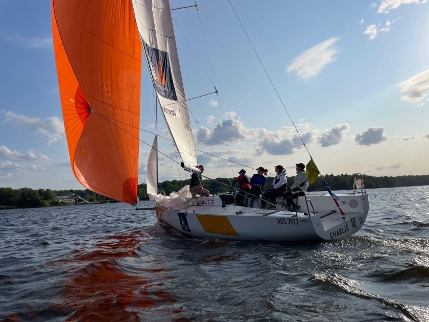 Спортивная парусная яхта