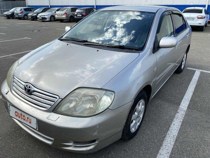 Тойота Королла 2002 год Золотая