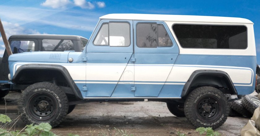 УАЗ длинный 3153