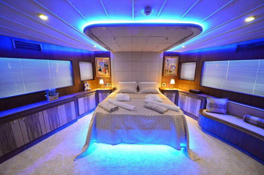 Яхта с подсветкой