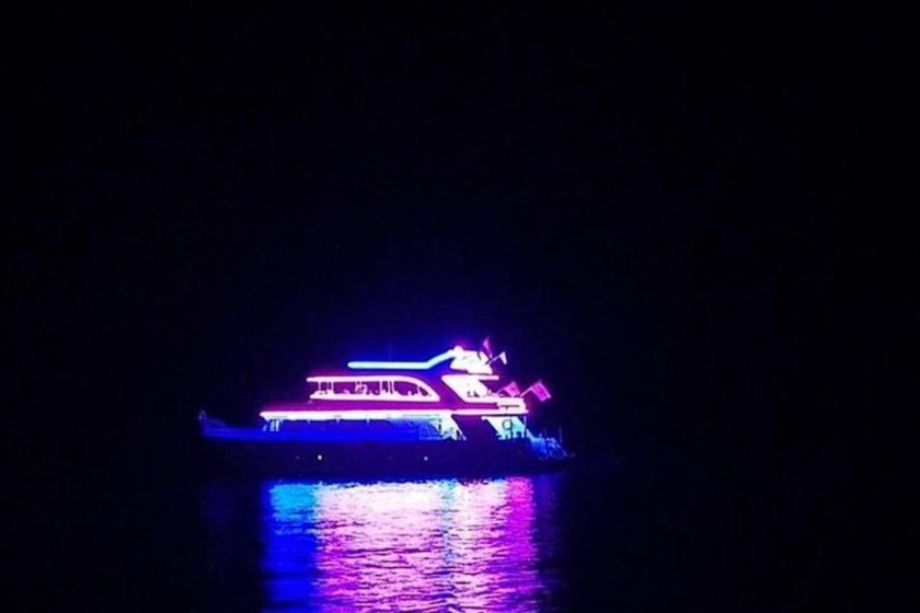 Яхта в море