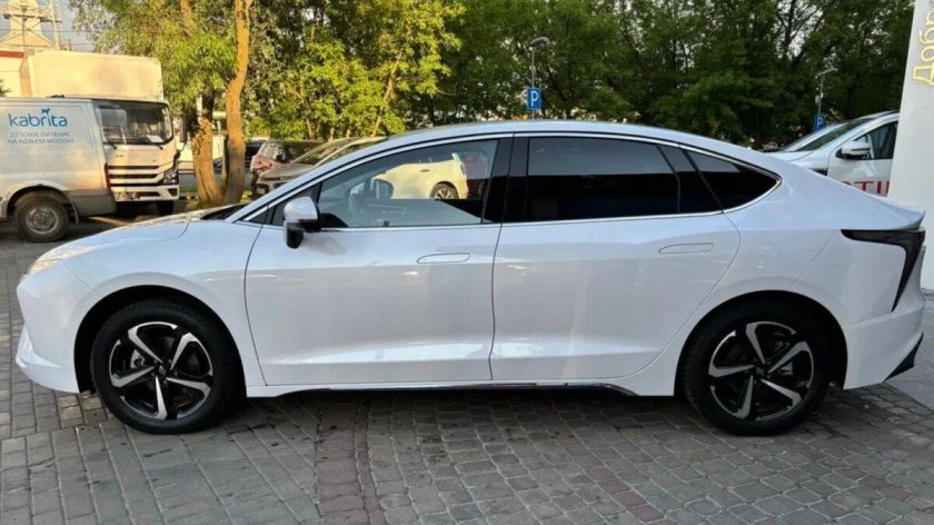 Автомобиль белый