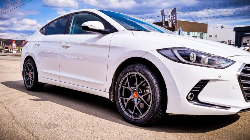 Hyundai Elantra ad r17