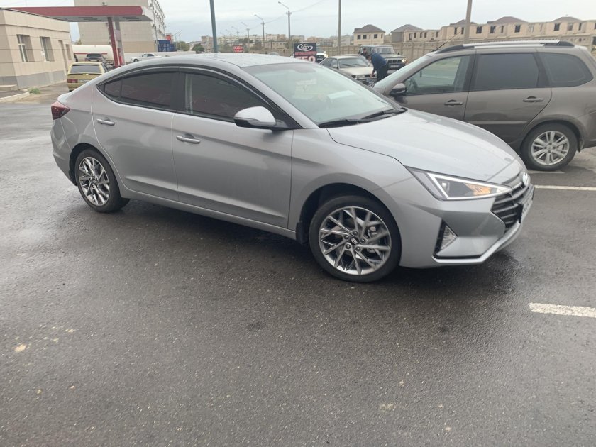 Hyundai Elantra ad r17