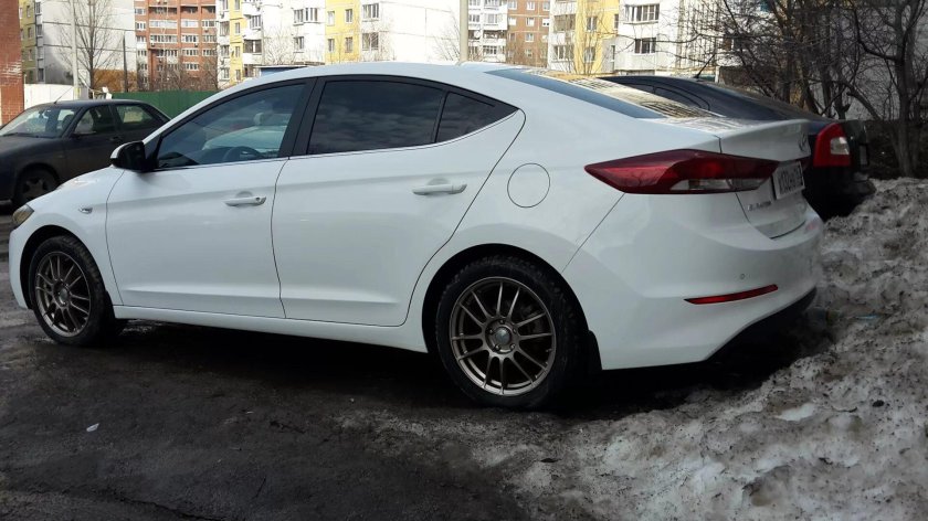 Hyundai Elantra ad r17