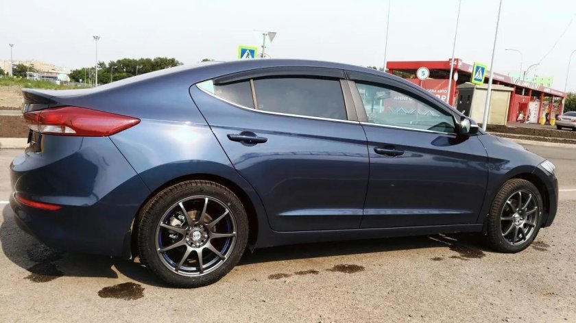 Hyundai Elantra ad r17