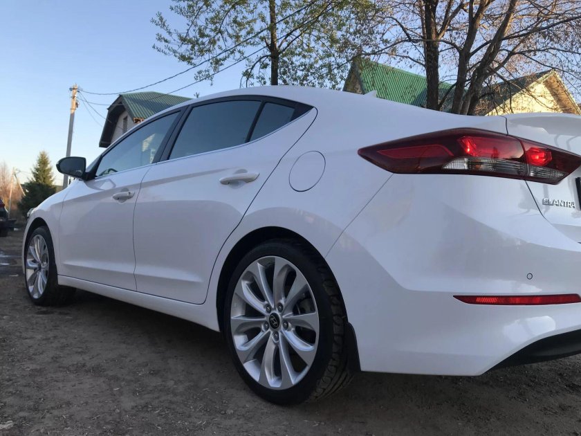 Hyundai Elantra ad r17