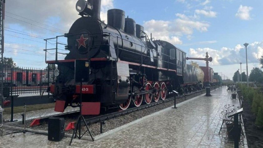 Памятник воинский эшелон ЖД вокзал в Понырях