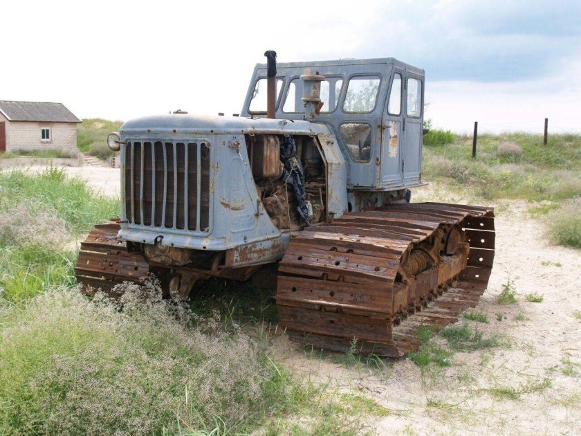 ДТ-100 трактор