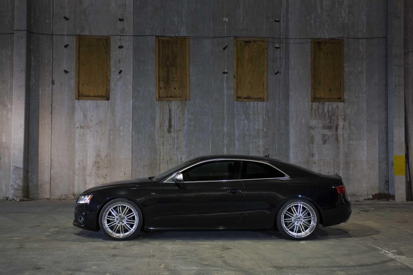 Черные диски на серой Ауди