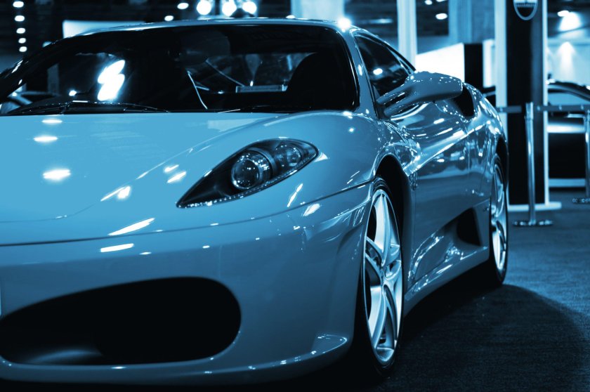 Машина блестит