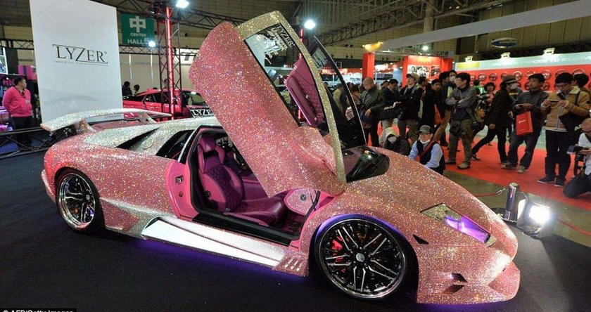 Розовая машина со стразами