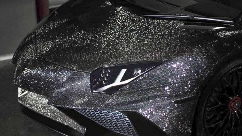 Черная машина с блестками
