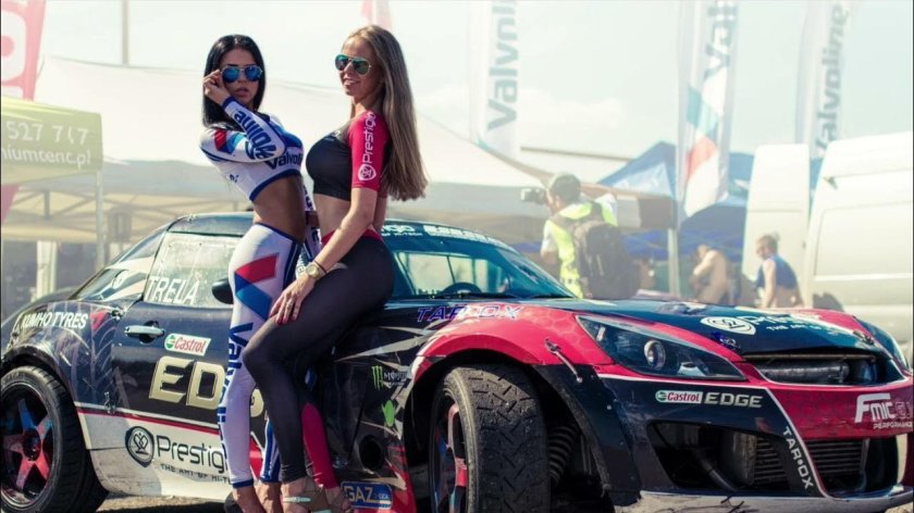 Девушка на гонках