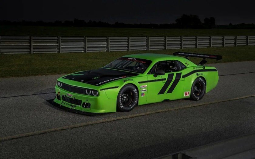 Гоночный Додж Челленджер