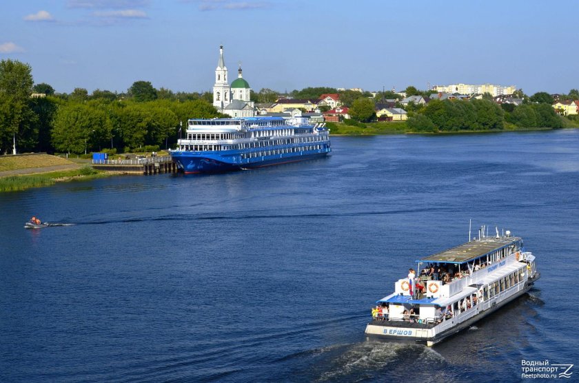 Теплоход Лебединое озеро