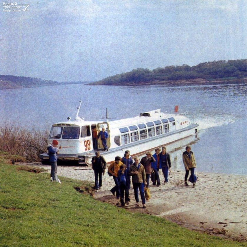 Теплоход Заря река Лена