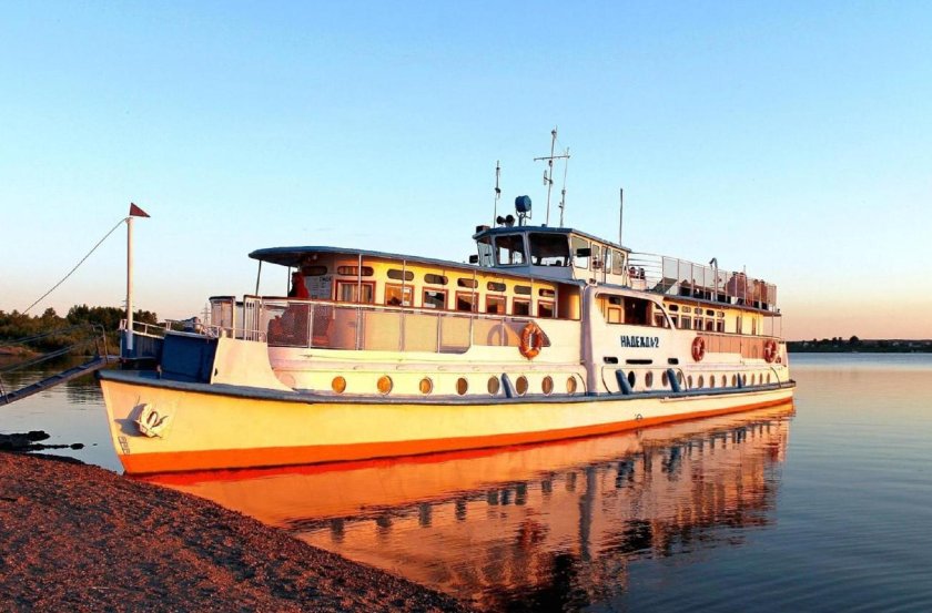 Теплоход Надежда Москва