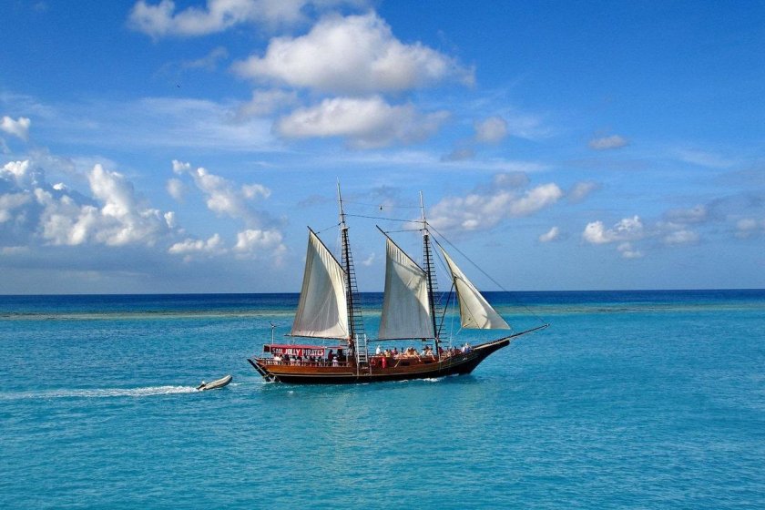 Парусник в море