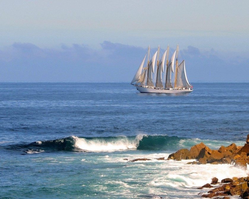 Парусник в море