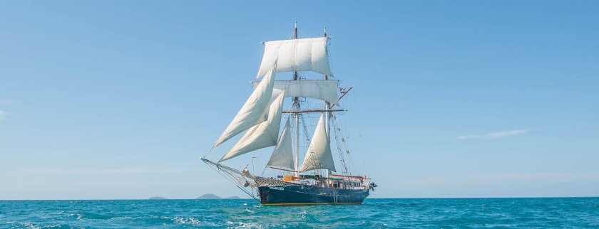 Парусник яхта бригантина