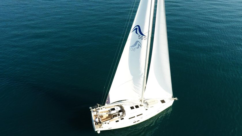 Нос парусной яхты