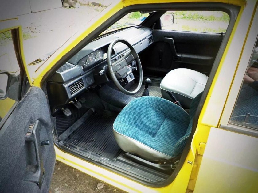 Москвич 2141 желтый