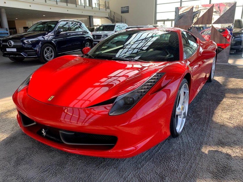 Красная Феррари 458