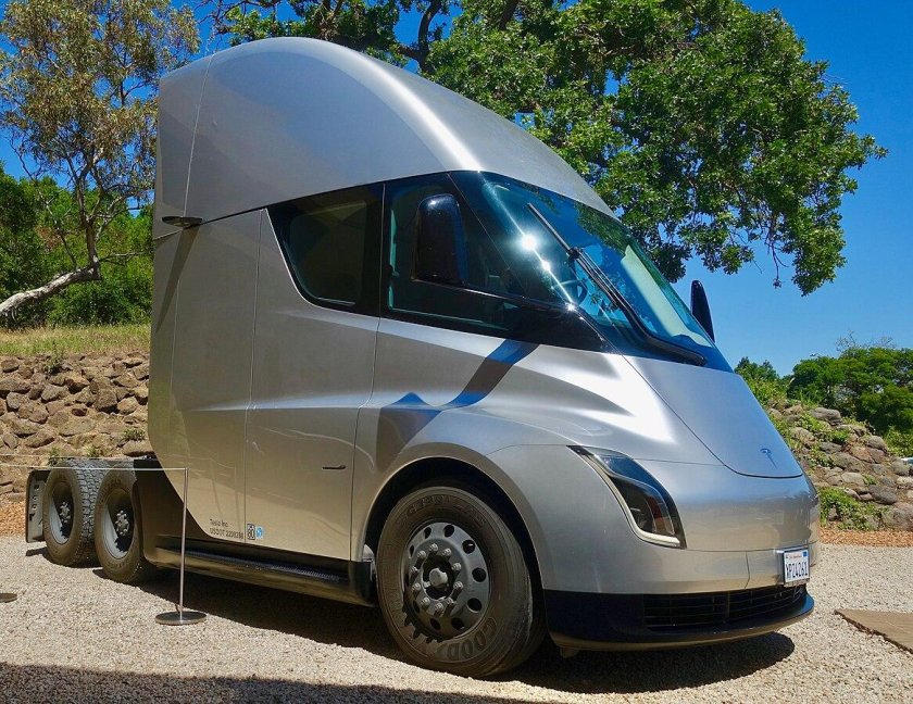 Грузовик Tesla Semi-Truck