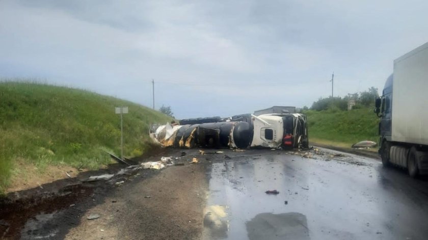 Нефтевоз перевернулся в Самарской области