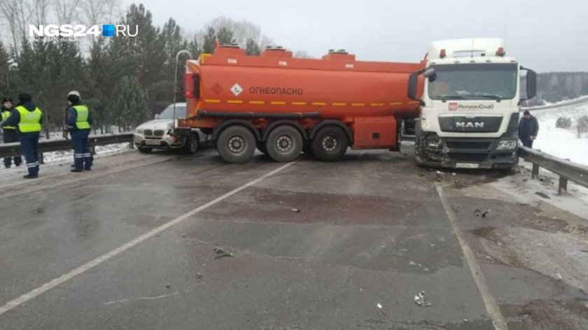 Автомобиль врезался в бензовоз