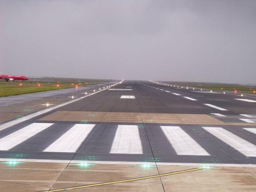 Разметка взлетно-посадочной полосы