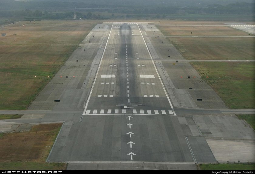 Разметка взлетно-посадочной полосы