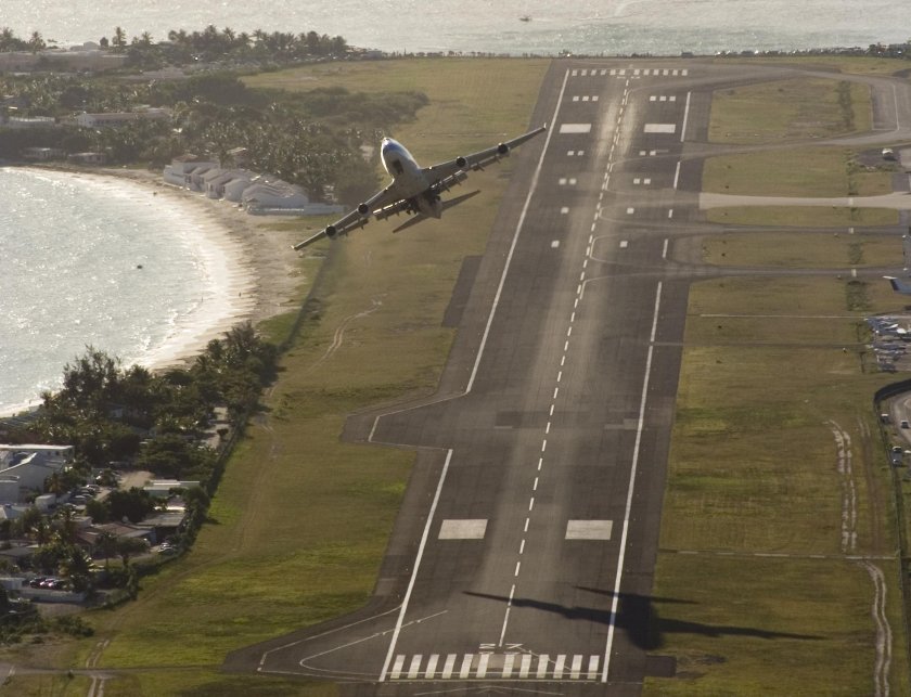 Взлетно посадочная полоса аэропорта