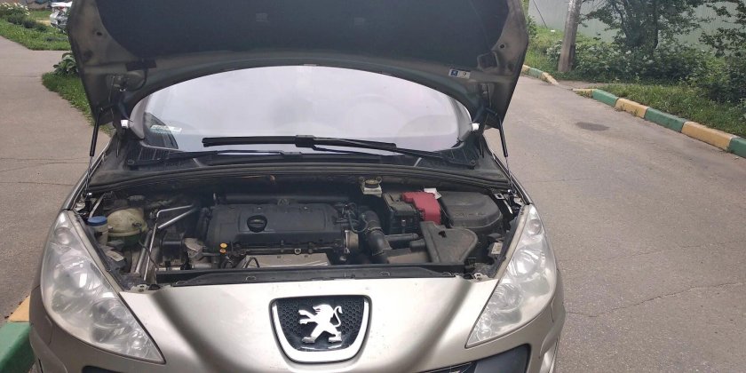 Пежо 408 открытый капот