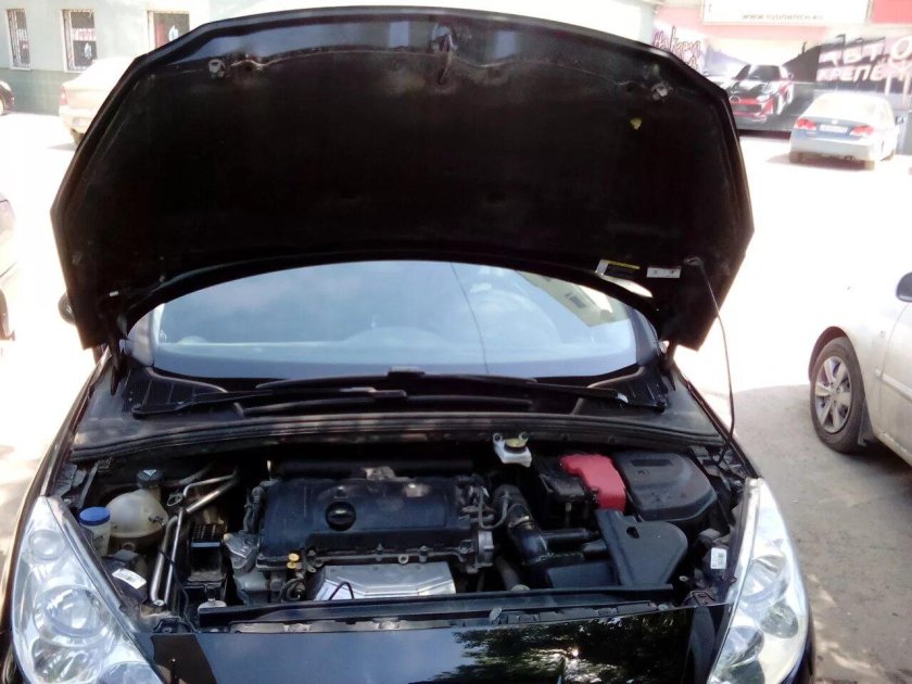 Уплотнитель капота Пежо 408