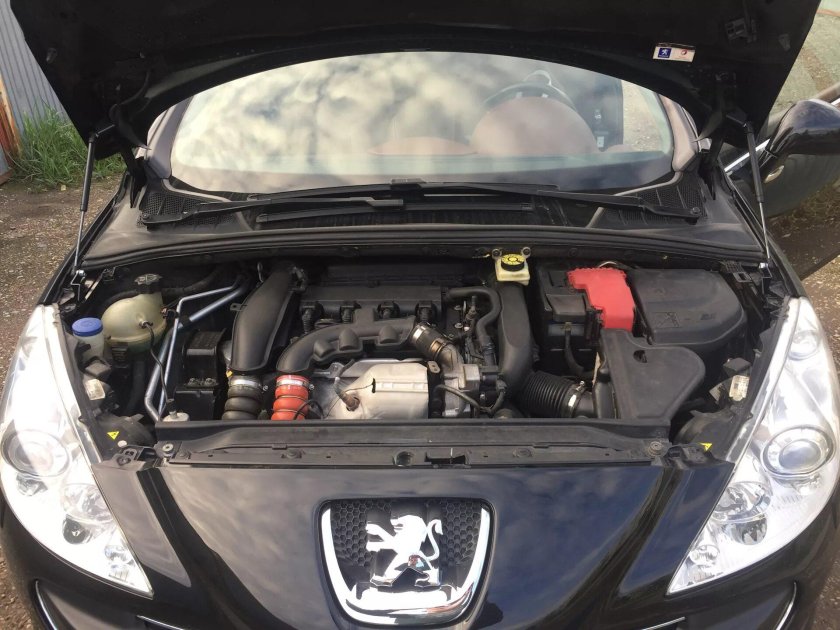 Открытый капот Пежо 308