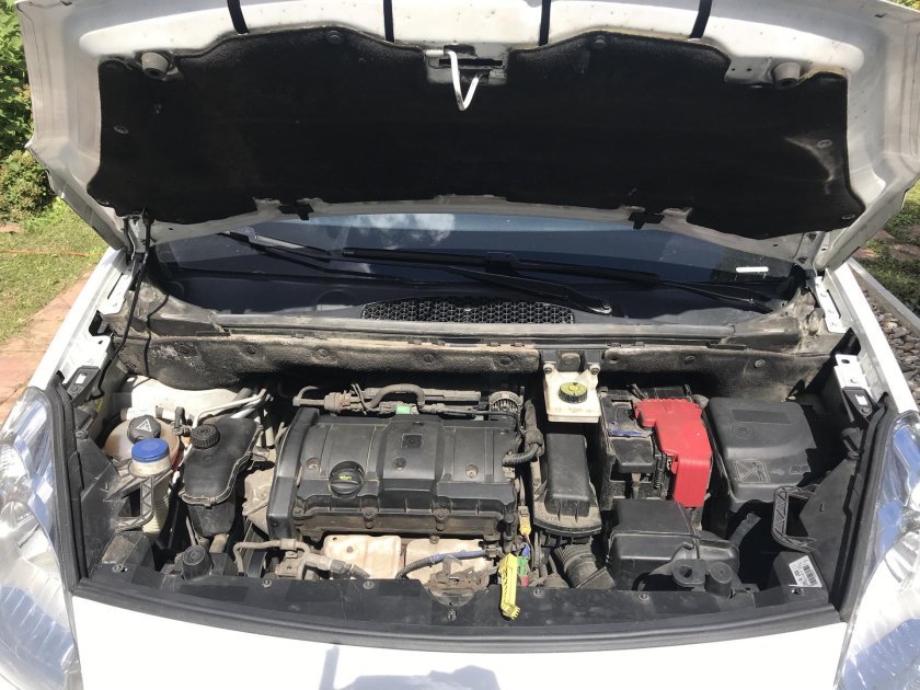 Уплотнитель капота Пежо 3008