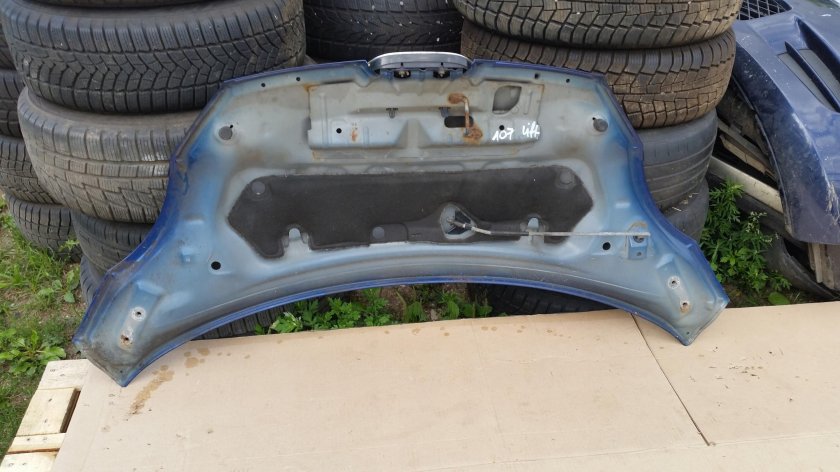 Peugeot 107 капот