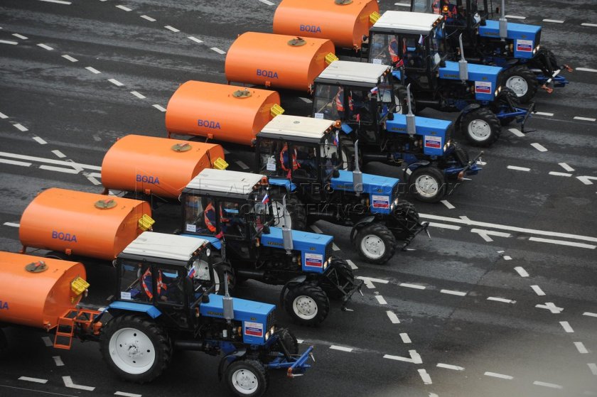 Парад коммунальной техники в Москве