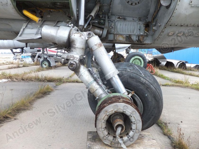 Передняя стойка шасси миг-27