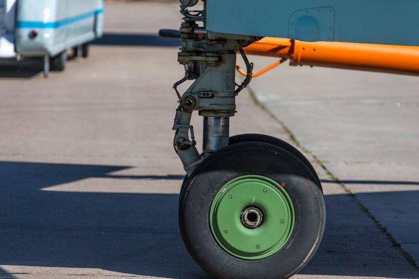 Шлиц шарнир стойки шасси