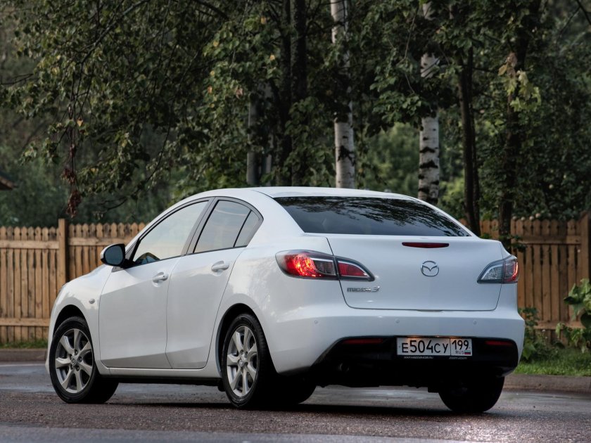 Мазда 3 седан