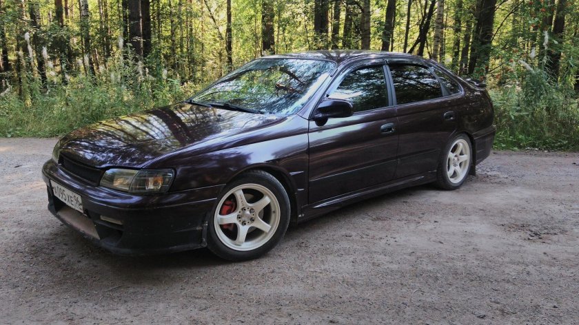 Toyota Carina e 1995 седан