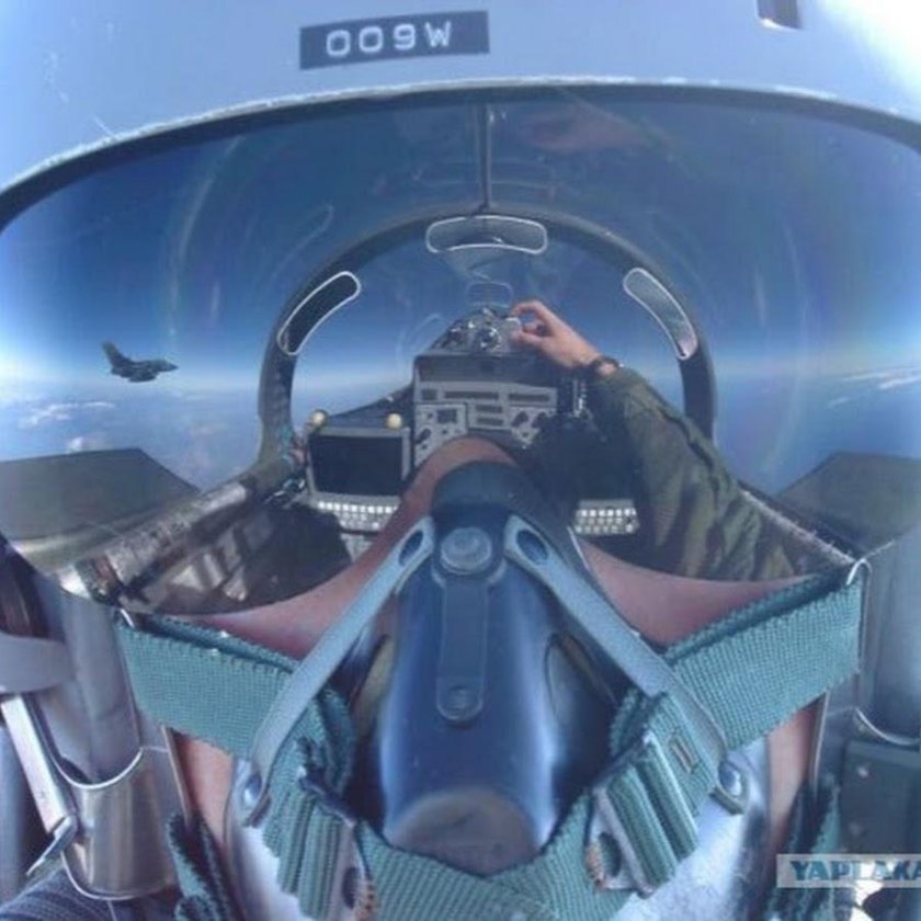 Шлем пилота истребителя