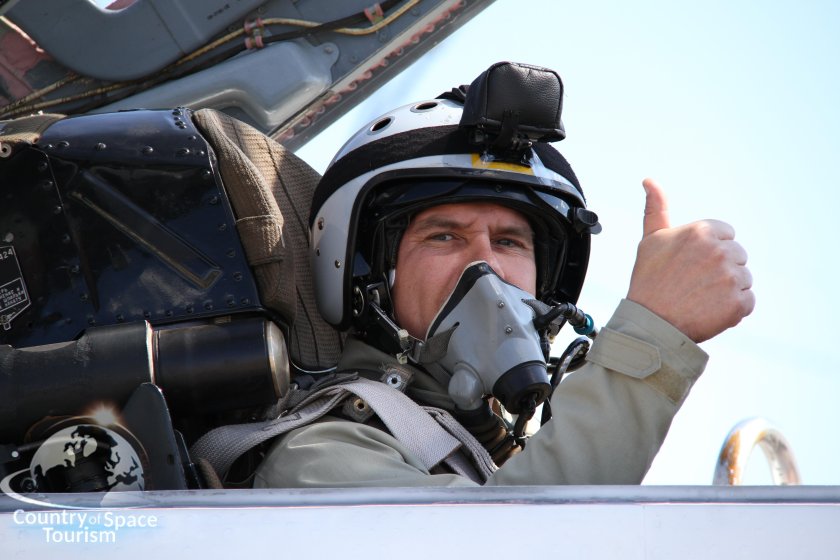 Летчик в кабине миг 29