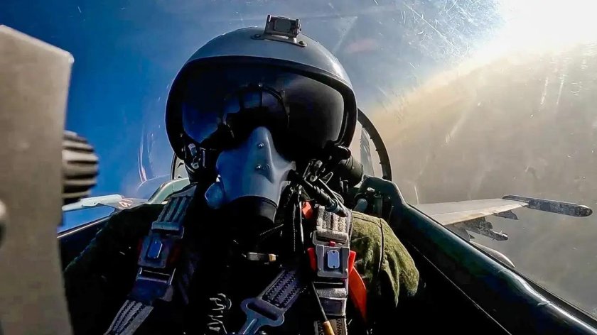 Пилот в истребителе